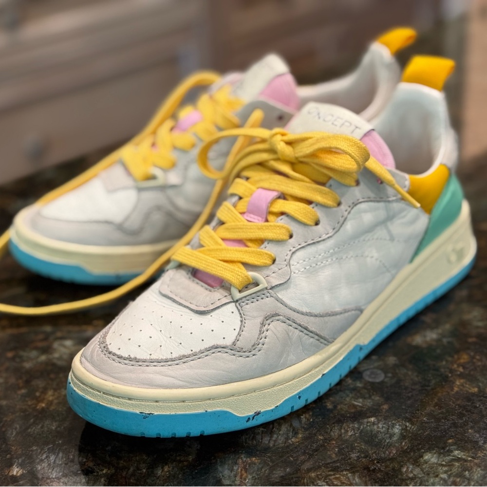 Women’s springtime retro Leather Sneaker in coastal multi color from Oncept